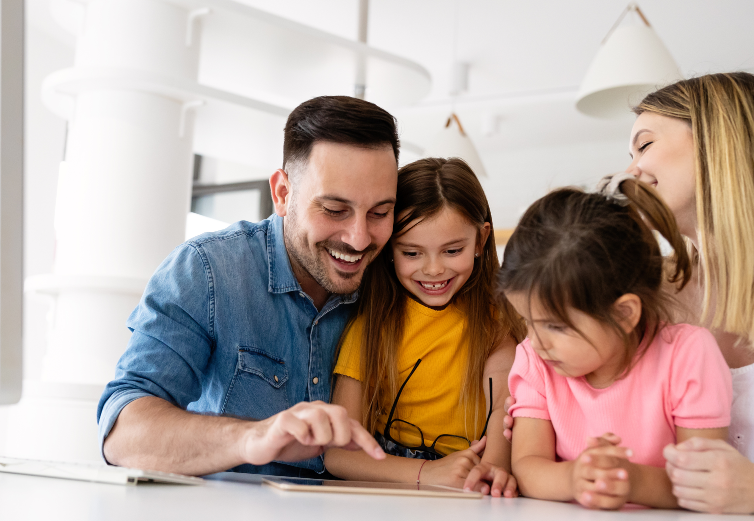 familia feliz usando Buenvío