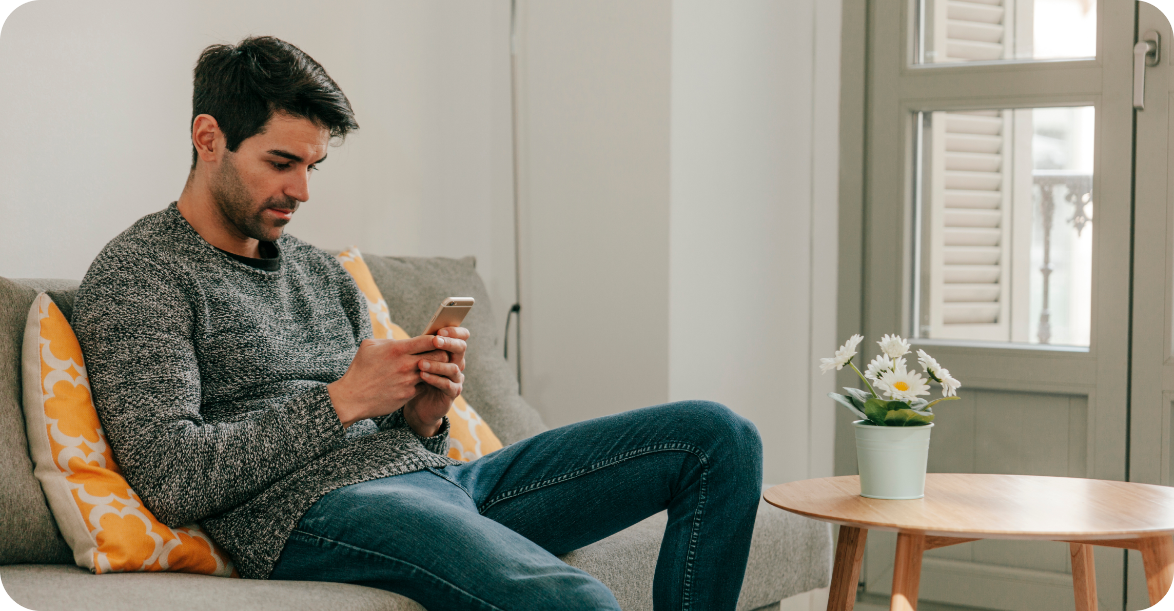 Hombre usando el teléfono